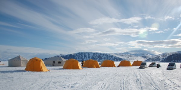 Arctic tour with several tents and sleds
