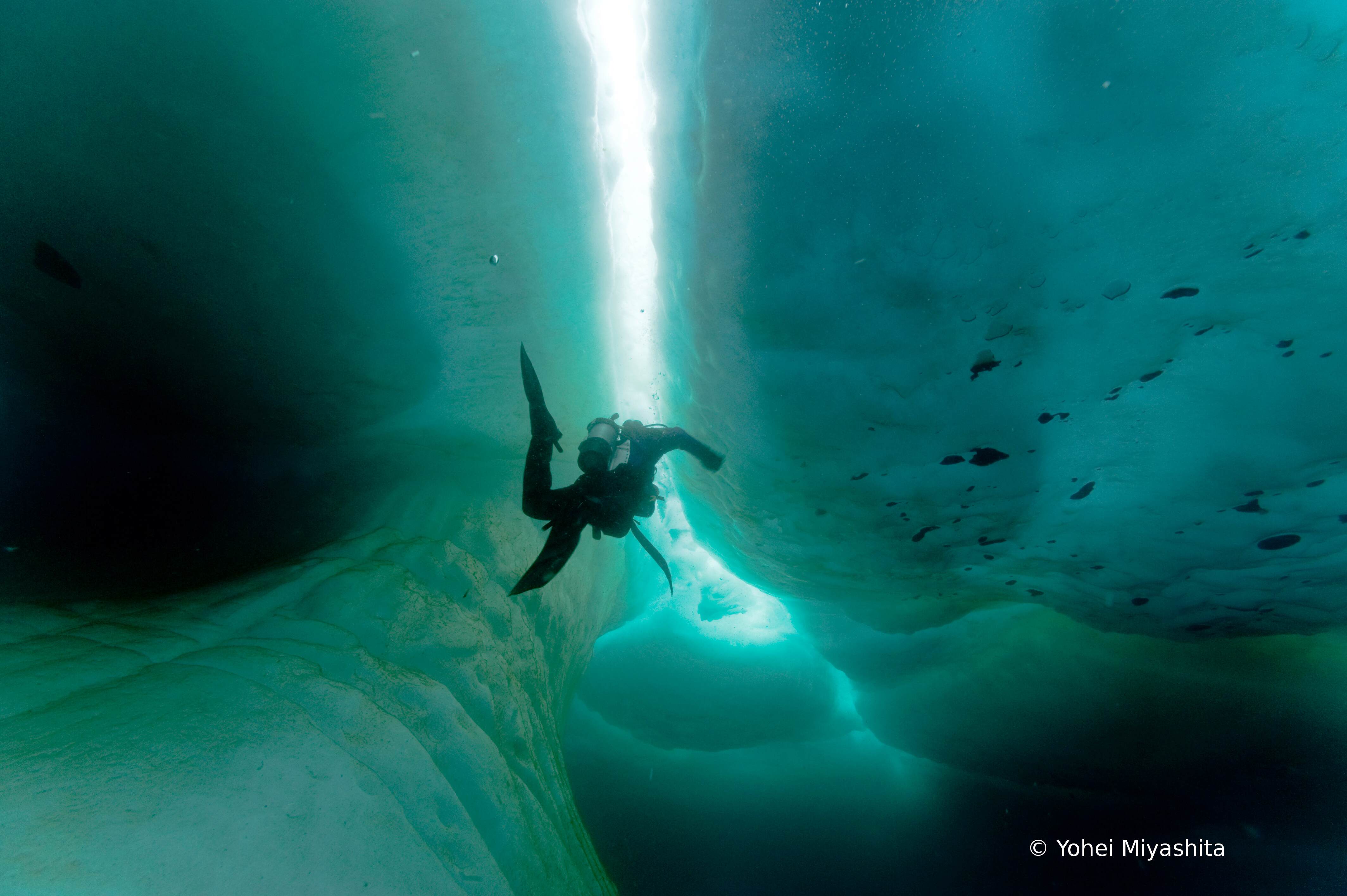 _DSC3409-Yohei Miyashita_Diver under iceberg at crack (1)